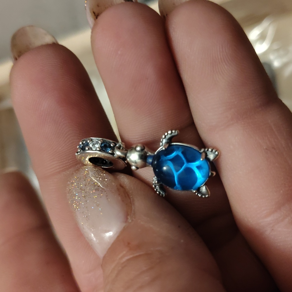 Glass turtle charm - Picture 2 of 3